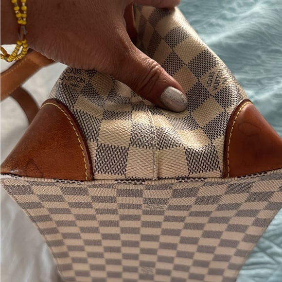 Louis Vuitton purse like new - Picture 4 of 5